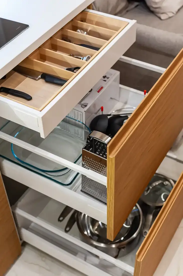 Knives, pans and utensils in the drawers
