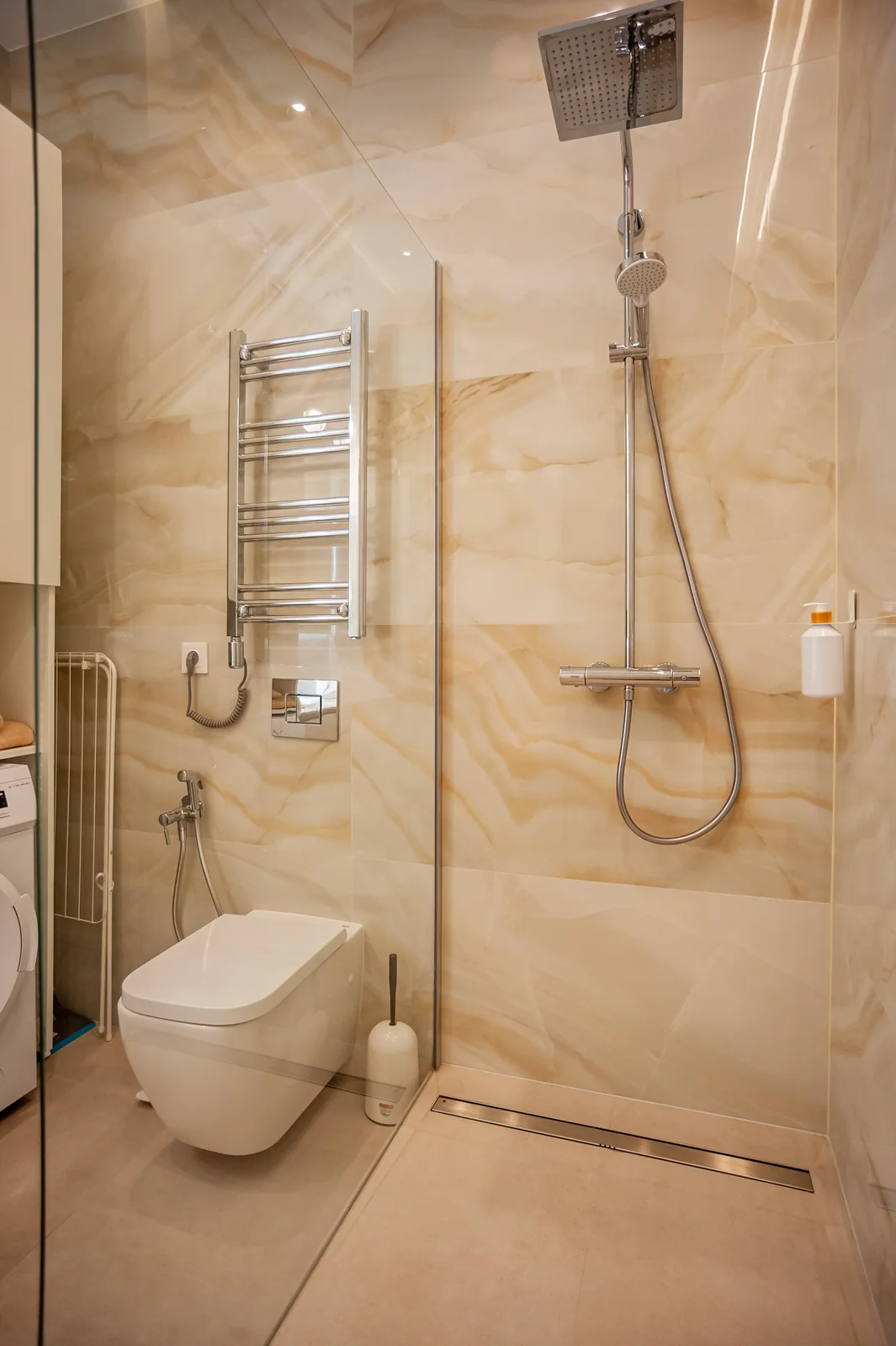 Rain shower in onyx