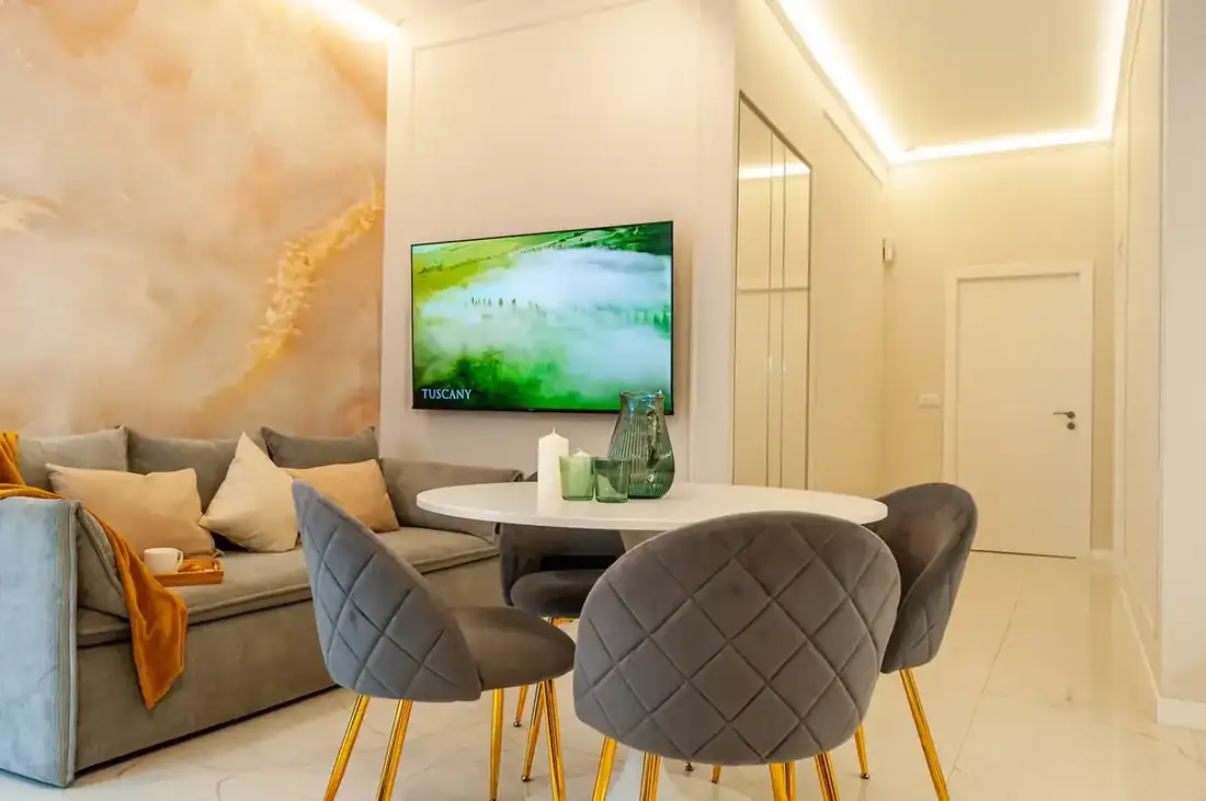Salvador living room with television