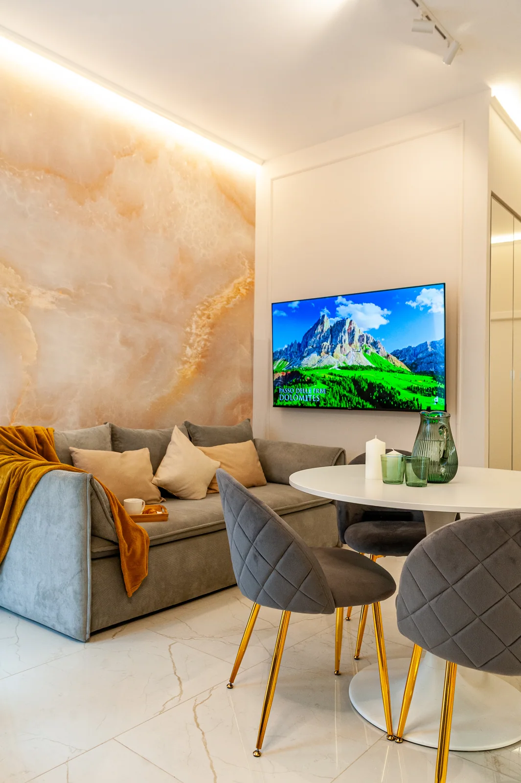 Lounge with 65